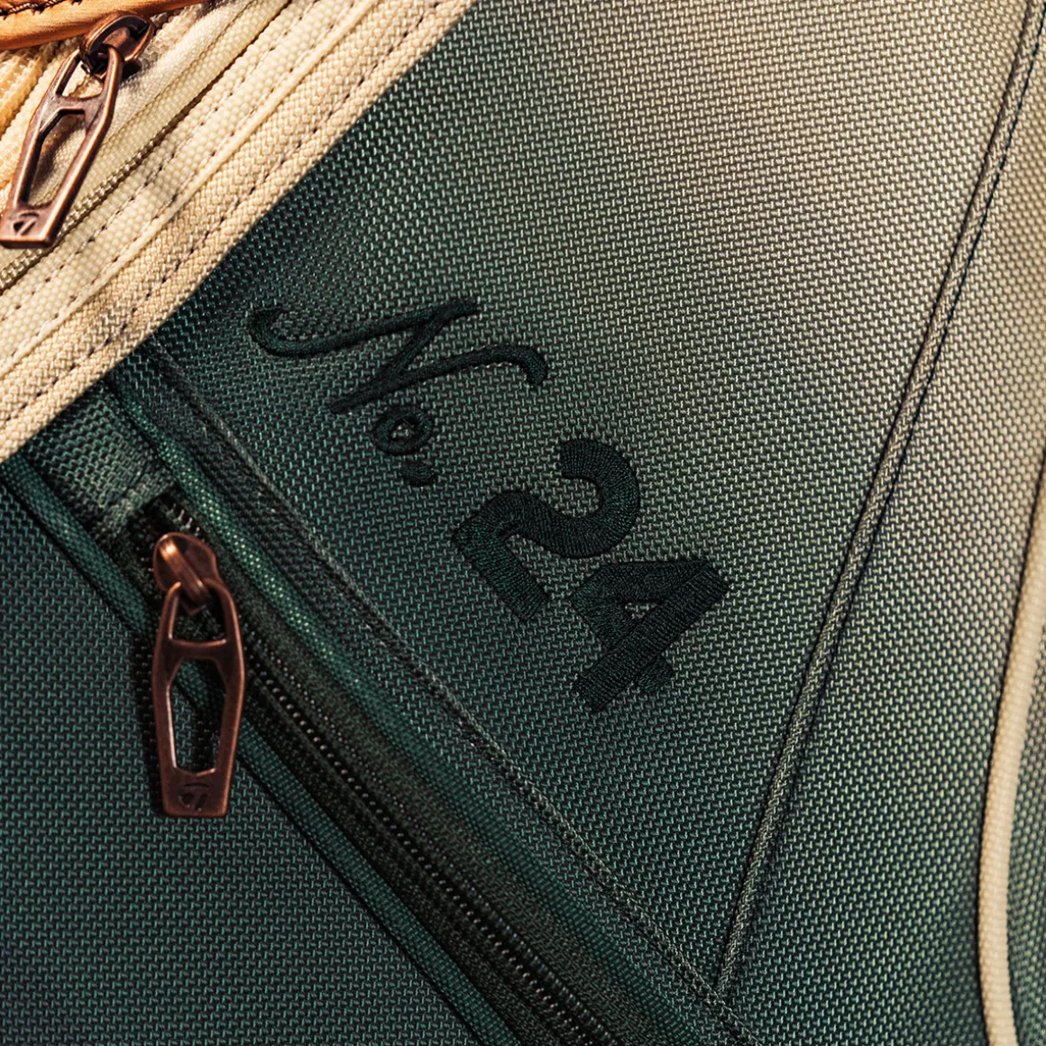 taylormade_summer_commemo_10.webp TaylorMade Summer Commemorative Golf Staff Bag